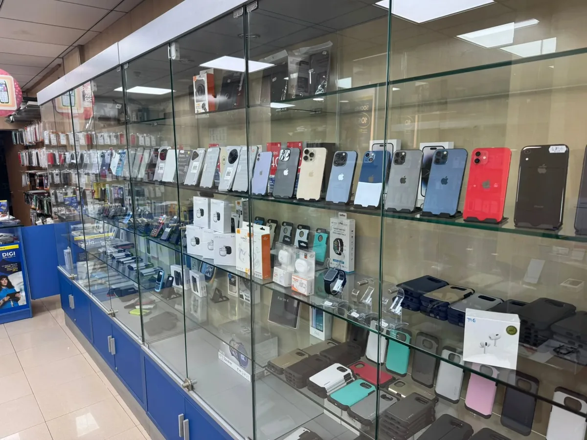 Vitrina iPhones reacondicionados tienda Free Mobile Reus